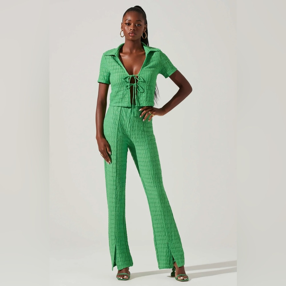 ASTR ZOEY COLLARED TIE FRONT TOP